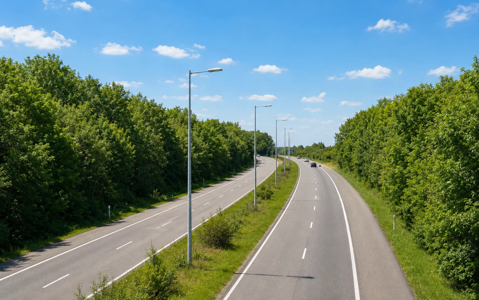 Weg met twee rijstroken per richting en een fysieke middenberm