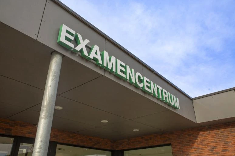 Ingang van een Belgisch examencentrum